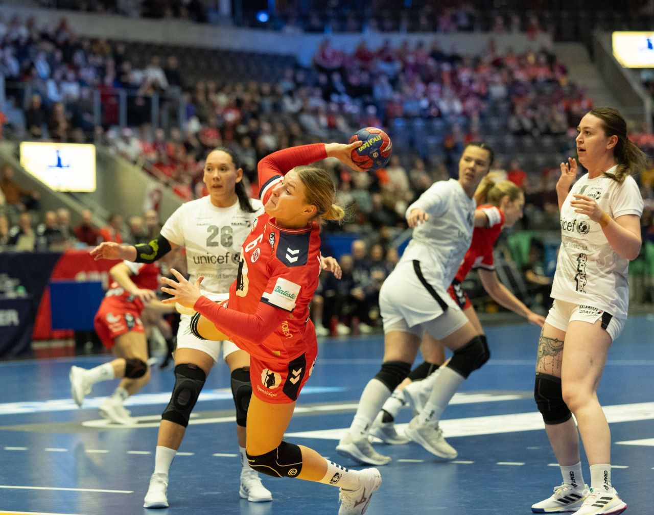 Norvegia a făcut instrucție cu Groenlanda la Campionatul Mondial de Handbal Feminin. Cu ce scor s-a terminat meciul _1