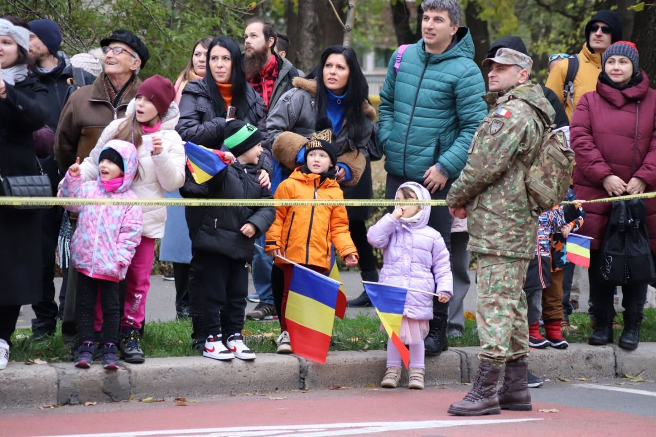 La defilarea de Ziua Națională, mai mulți spectatori ca pe Arena Națională!_25