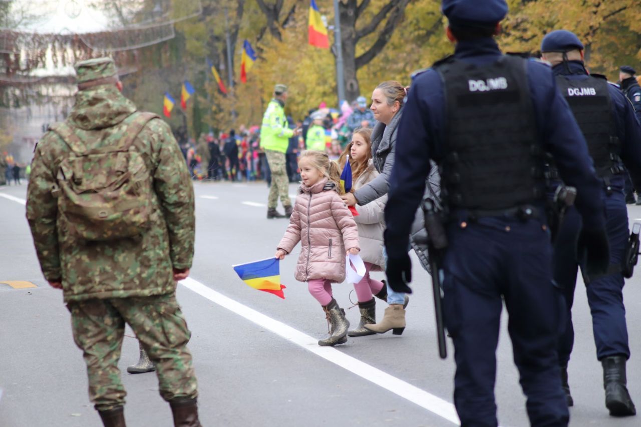 La defilarea de Ziua Națională, mai mulți spectatori ca pe Arena Națională!_32