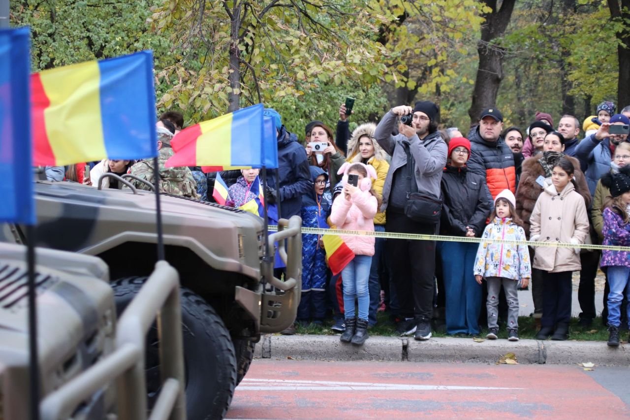 La defilarea de Ziua Națională, mai mulți spectatori ca pe Arena Națională!_40