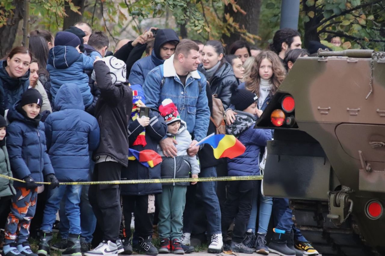 La defilarea de Ziua Națională, mai mulți spectatori ca pe Arena Națională!_52