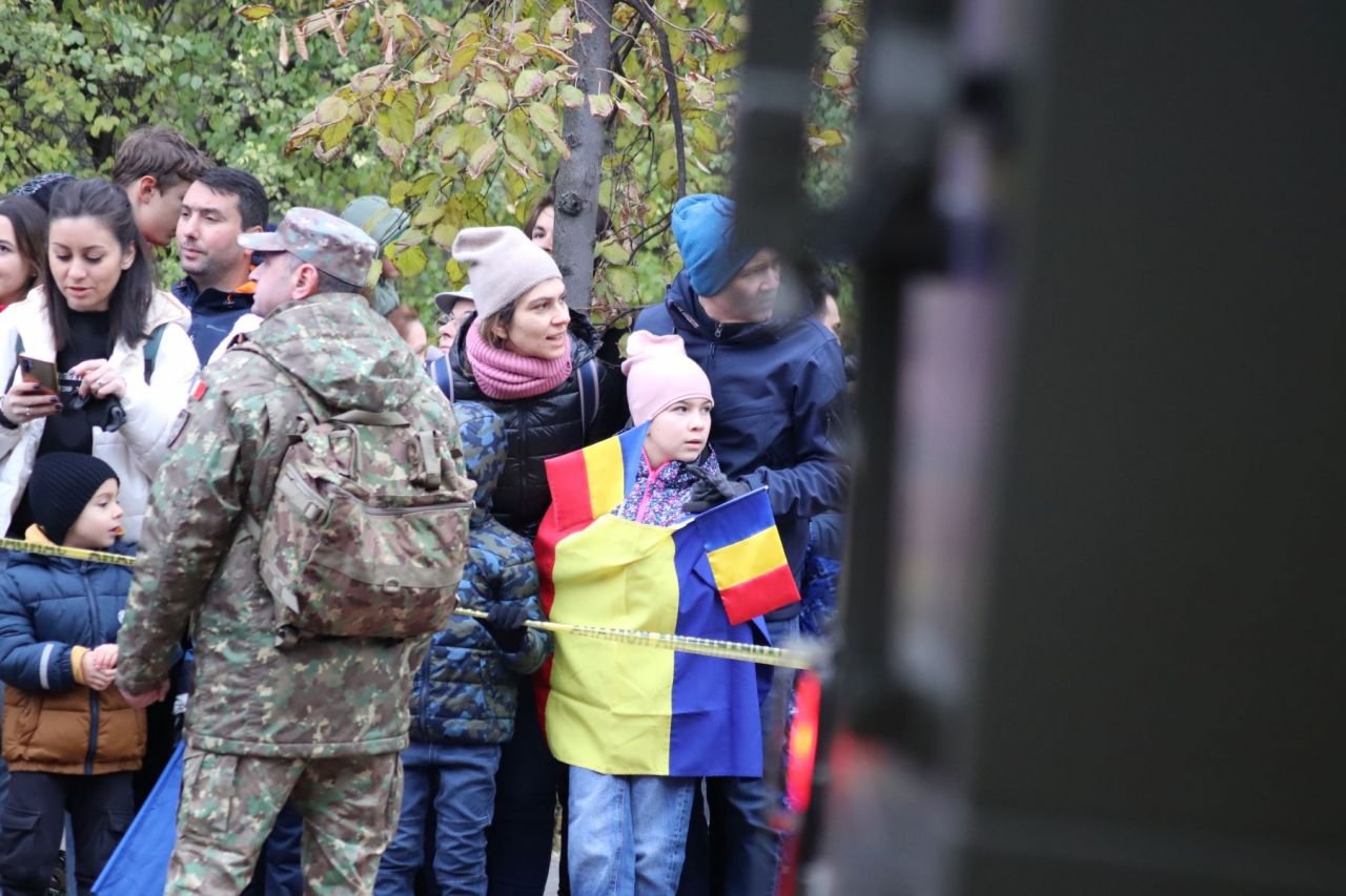 La defilarea de Ziua Națională, mai mulți spectatori ca pe Arena Națională!_55