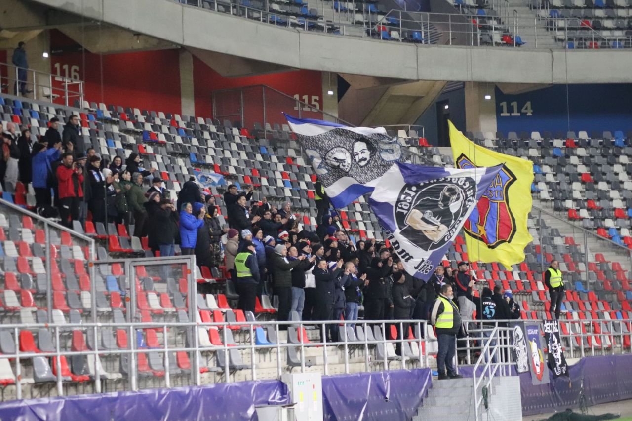Meci ciudat în Ghencea. Galeria Stelei și adversarii au făcut schimb de steaguri_6
