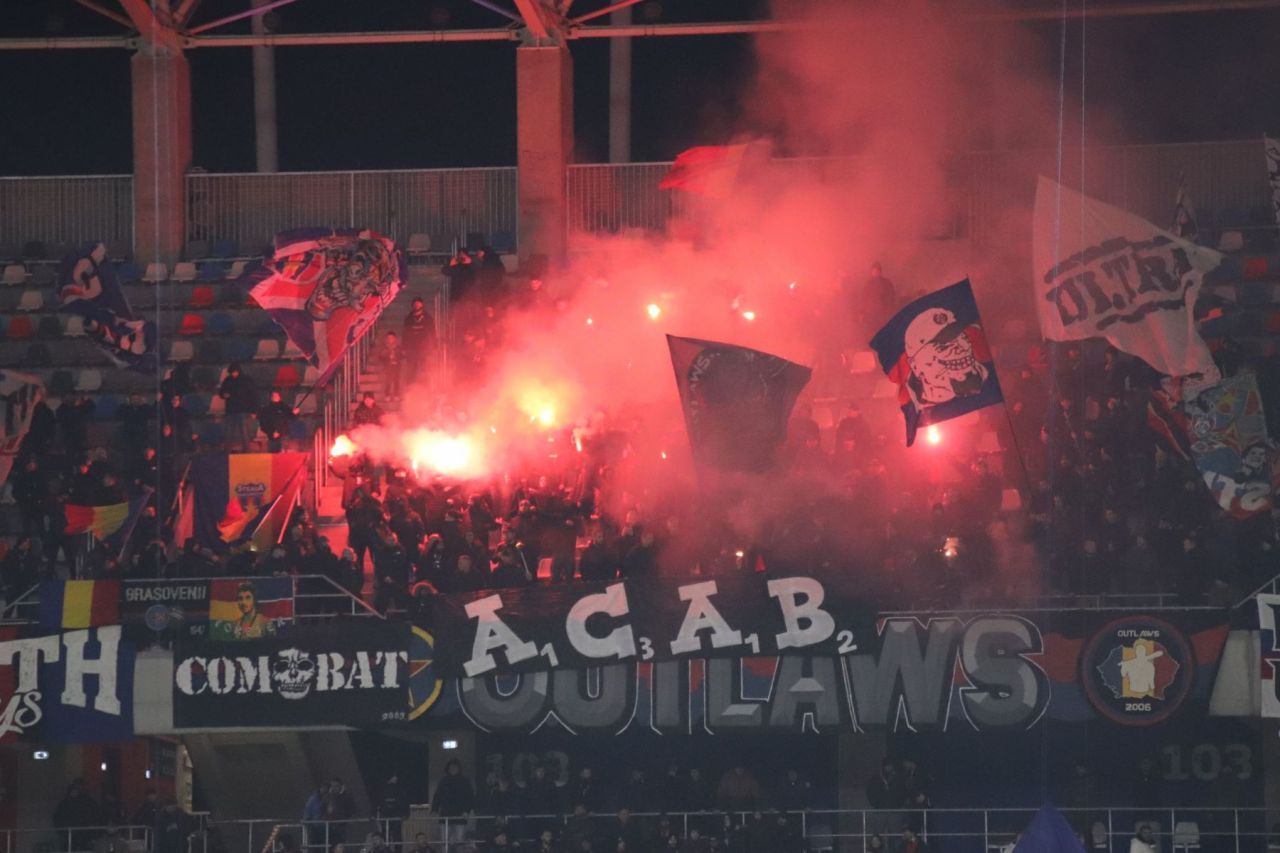 Meci ciudat în Ghencea. Galeria Stelei și adversarii au făcut schimb de steaguri_8