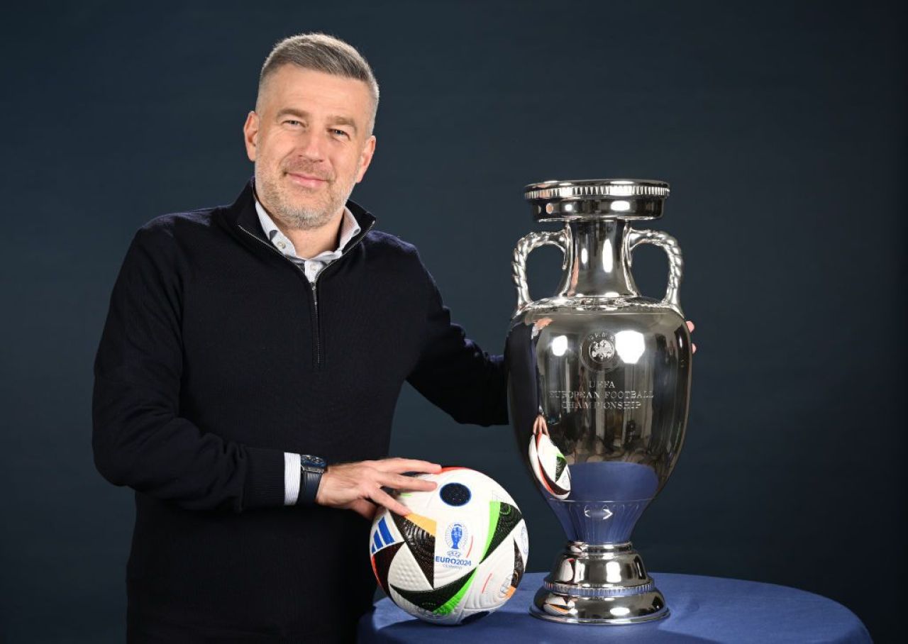 Edward Lordănescu! :) Selecționerul României, ședință foto spectaculoasă cu trofeul EURO 2024 _6