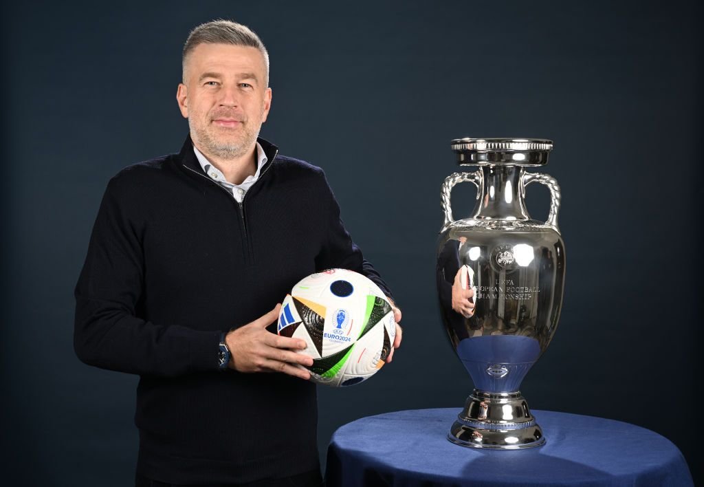 Edward Lordănescu! :) Selecționerul României, ședință foto spectaculoasă cu trofeul EURO 2024 _7