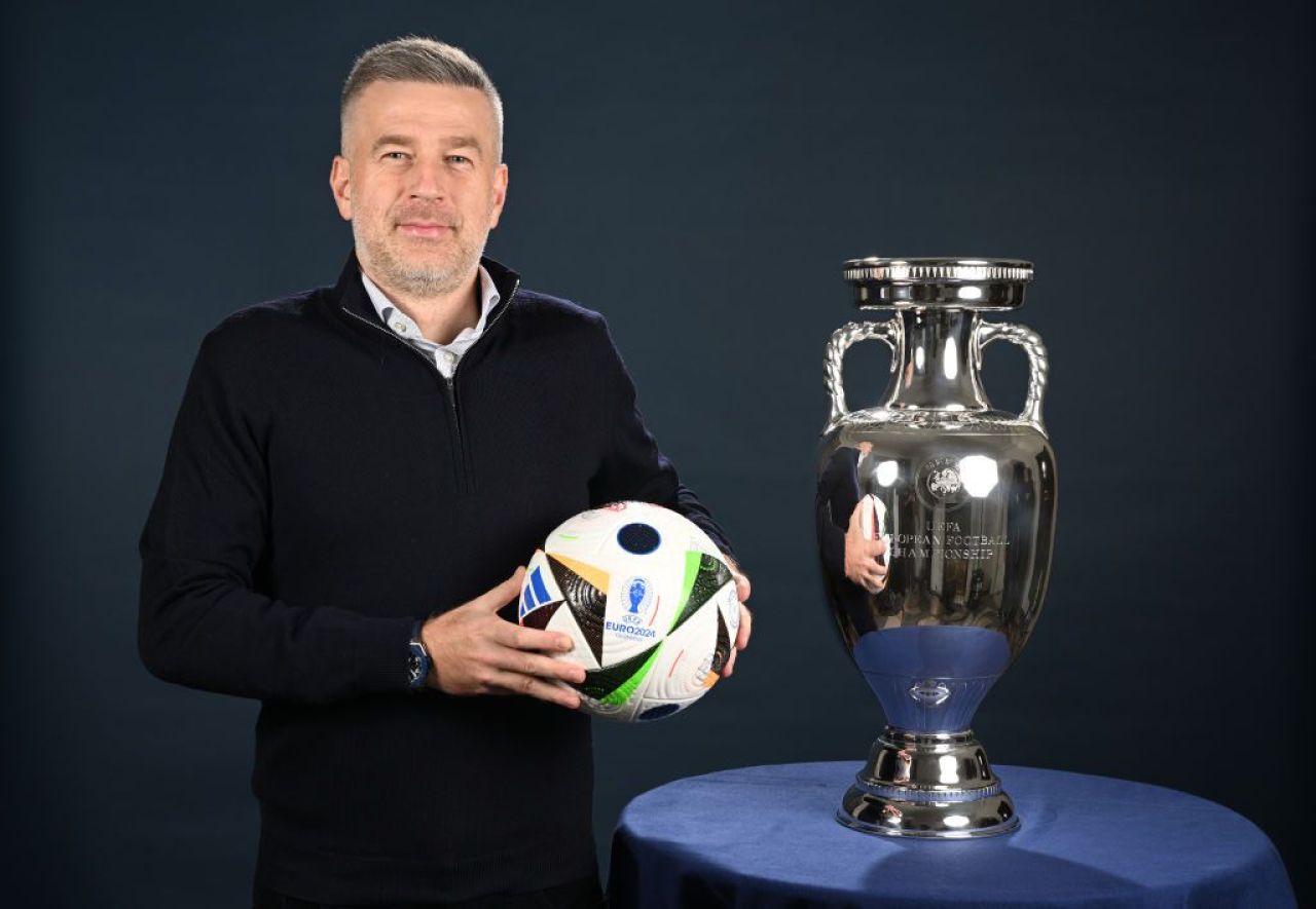 Edward Lordănescu! :) Selecționerul României, ședință foto spectaculoasă cu trofeul EURO 2024 _7