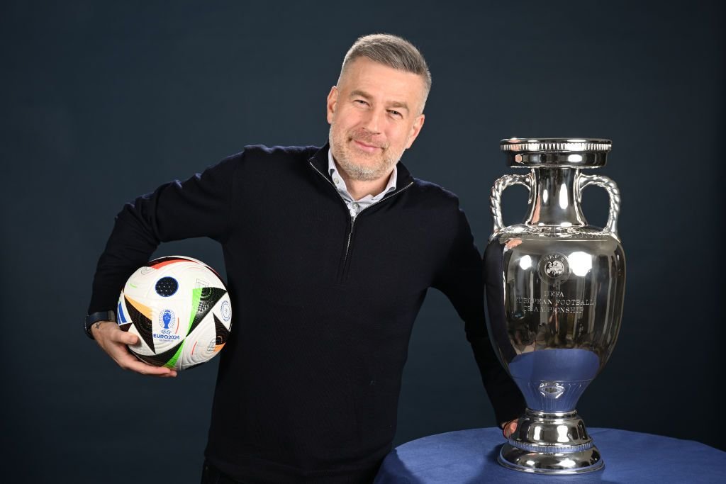 Edward Lordănescu! :) Selecționerul României, ședință foto spectaculoasă cu trofeul EURO 2024 _12