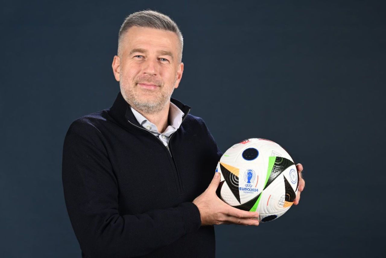 Edward Lordănescu! :) Selecționerul României, ședință foto spectaculoasă cu trofeul EURO 2024 _14