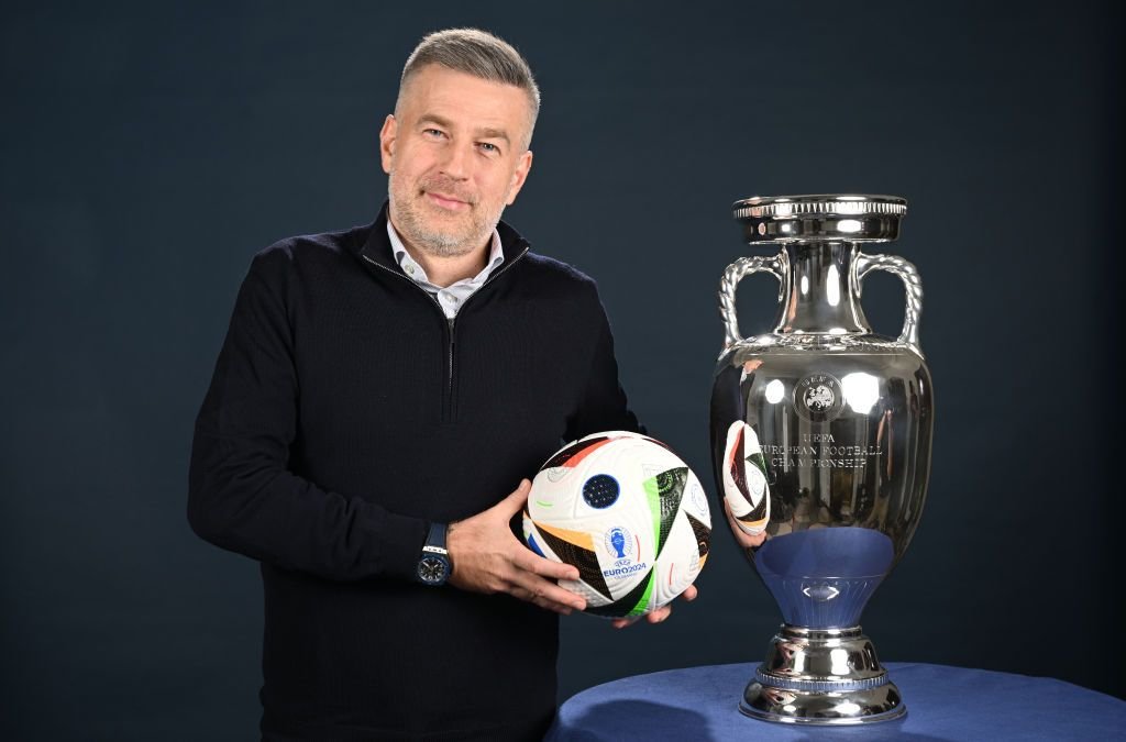 Edward Lordănescu! :) Selecționerul României, ședință foto spectaculoasă cu trofeul EURO 2024 _15