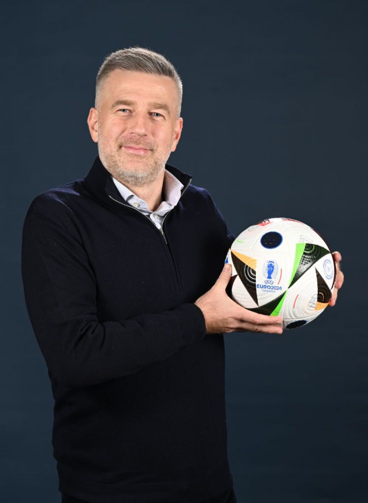 Edward Lordănescu! :) Selecționerul României, ședință foto spectaculoasă cu trofeul EURO 2024 _16