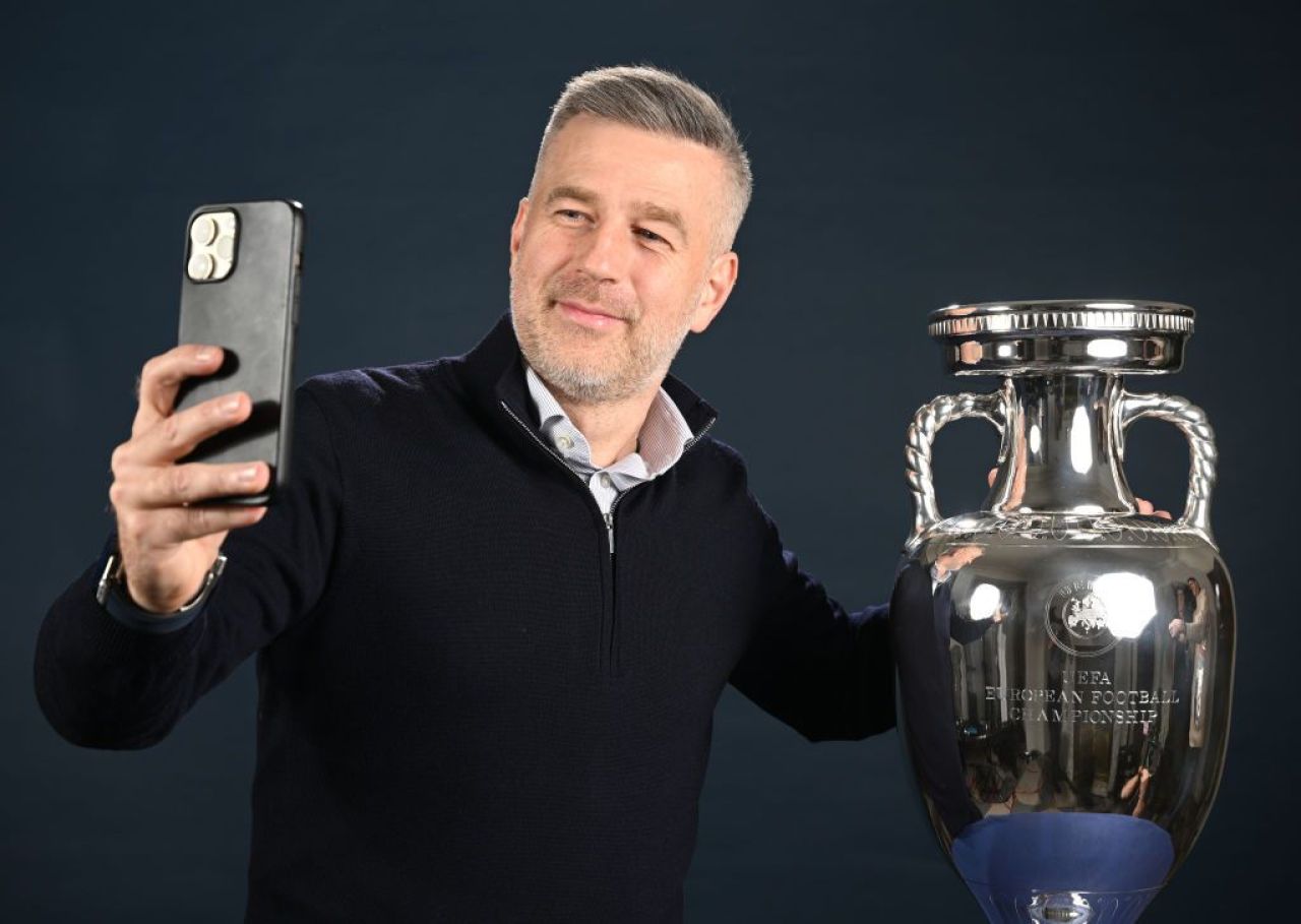 Edward Lordănescu! :) Selecționerul României, ședință foto spectaculoasă cu trofeul EURO 2024 _18