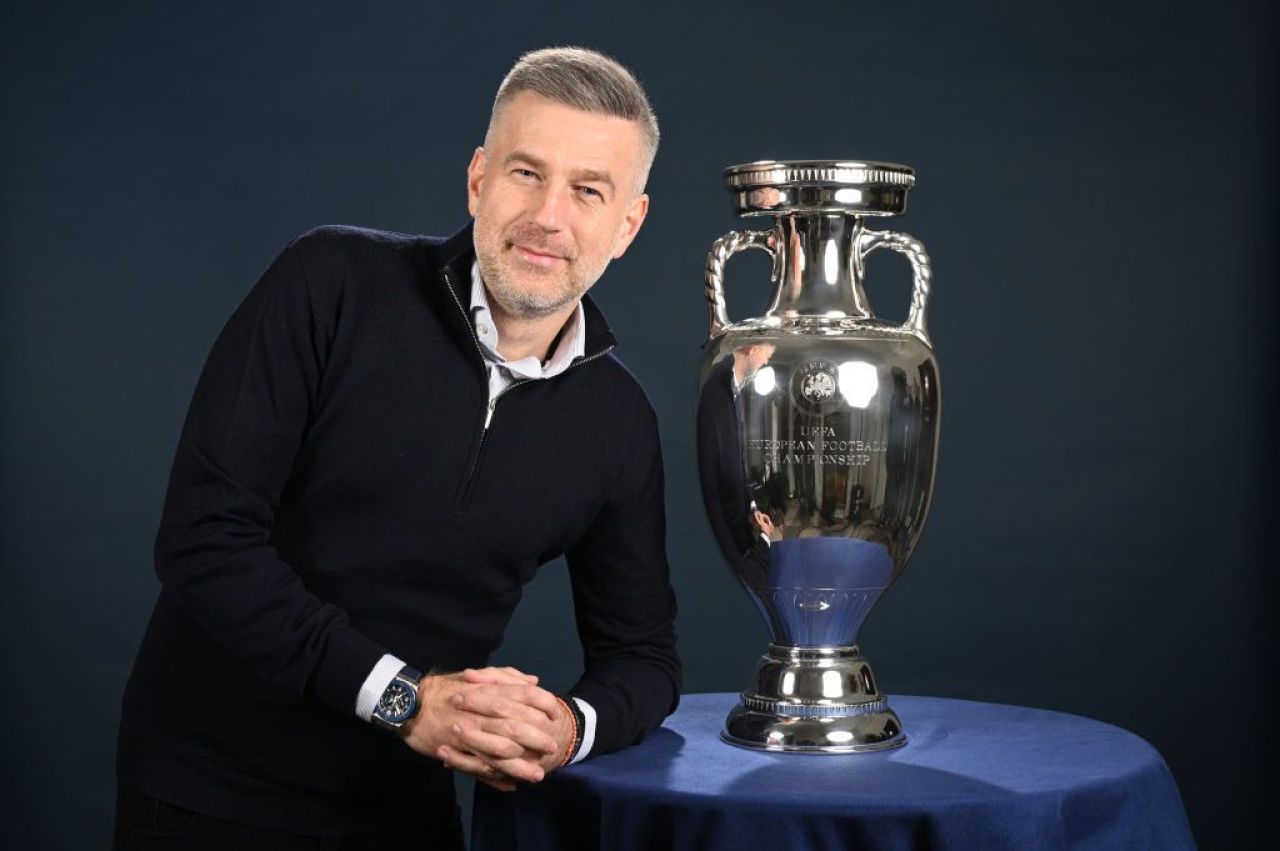 Edward Lordănescu! :) Selecționerul României, ședință foto spectaculoasă cu trofeul EURO 2024 _19