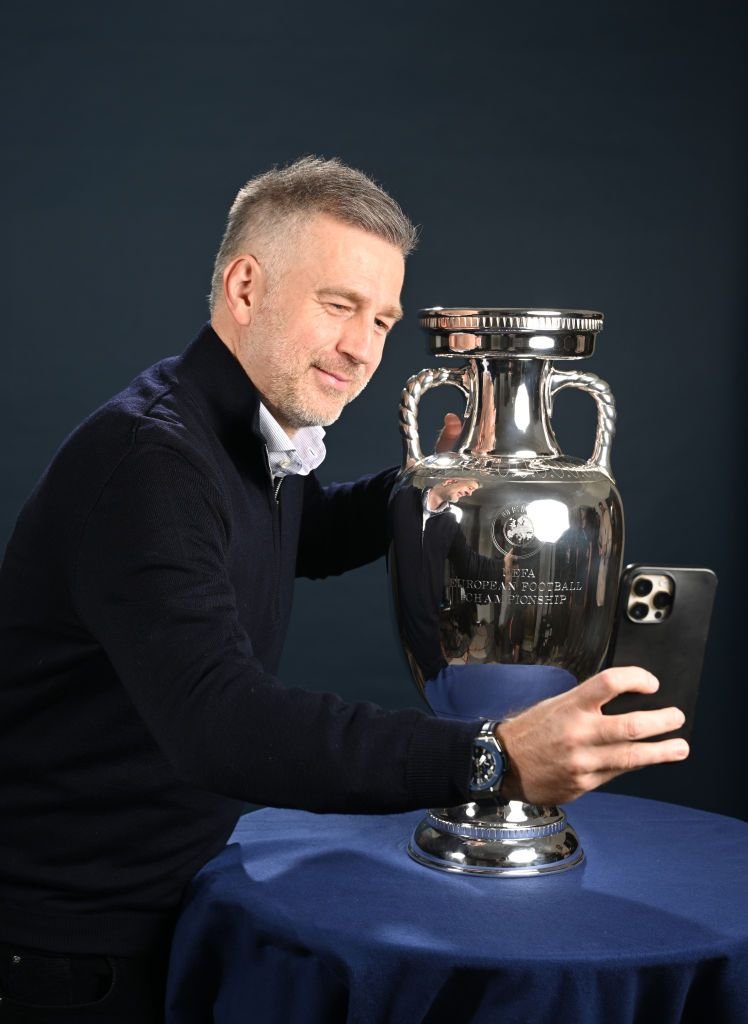 Edward Lordănescu! :) Selecționerul României, ședință foto spectaculoasă cu trofeul EURO 2024 _21
