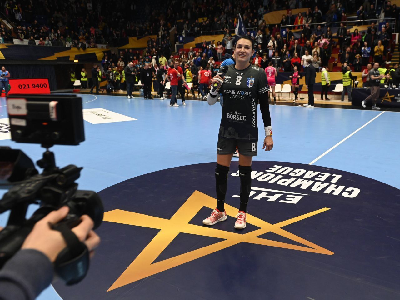 Cristian Tudor Popescu, reverență în fața unei mari sportive din România.
