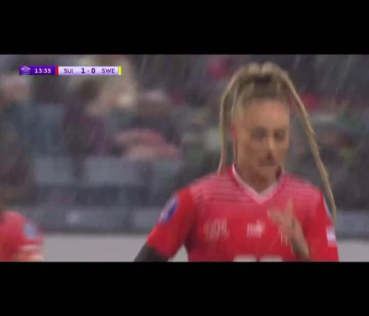 „Atât de curajoasă, puternică și sexy!” Cea mai sexy fotbalistă din lume a părăsit terenul cu nasul însângerat după ultimul meci și fanii au reacționat_2