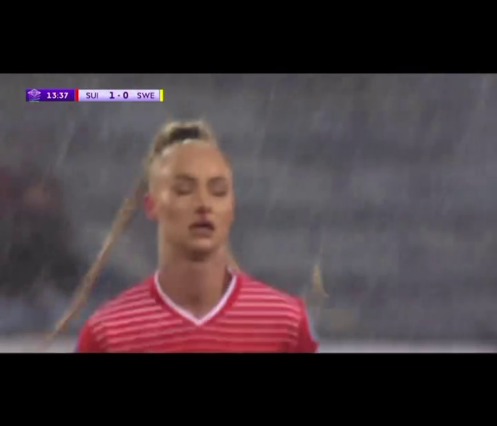 „Atât de curajoasă, puternică și sexy!” Cea mai sexy fotbalistă din lume a părăsit terenul cu nasul însângerat după ultimul meci și fanii au reacționat_4