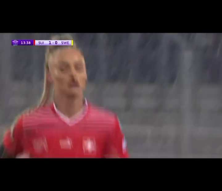 „Atât de curajoasă, puternică și sexy!” Cea mai sexy fotbalistă din lume a părăsit terenul cu nasul însângerat după ultimul meci și fanii au reacționat_5