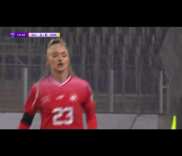 „Atât de curajoasă, puternică și sexy!” Cea mai sexy fotbalistă din lume a părăsit terenul cu nasul însângerat după ultimul meci și fanii au reacționat_6