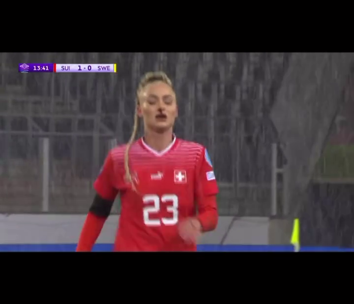 „Atât de curajoasă, puternică și sexy!” Cea mai sexy fotbalistă din lume a părăsit terenul cu nasul însângerat după ultimul meci și fanii au reacționat_7