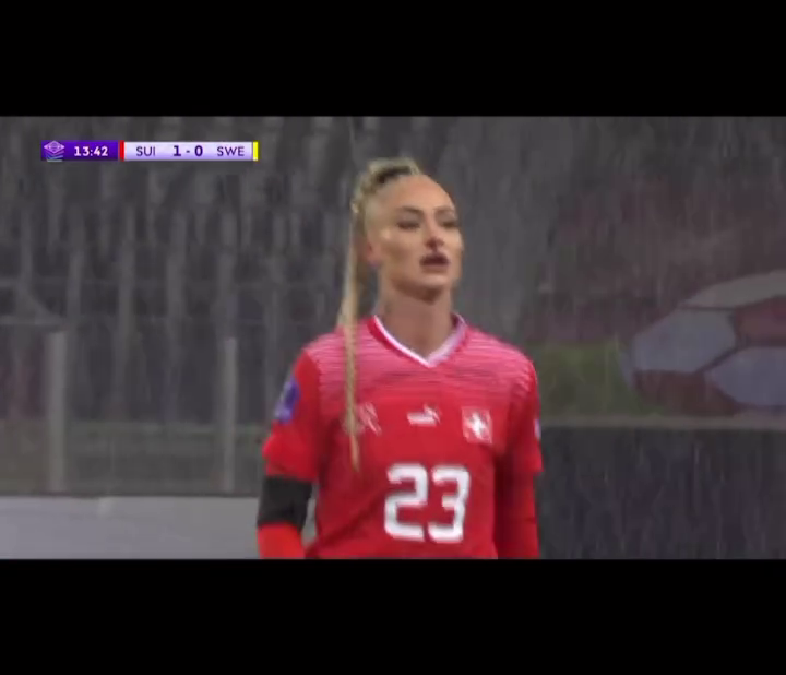 „Atât de curajoasă, puternică și sexy!” Cea mai sexy fotbalistă din lume a părăsit terenul cu nasul însângerat după ultimul meci și fanii au reacționat_8