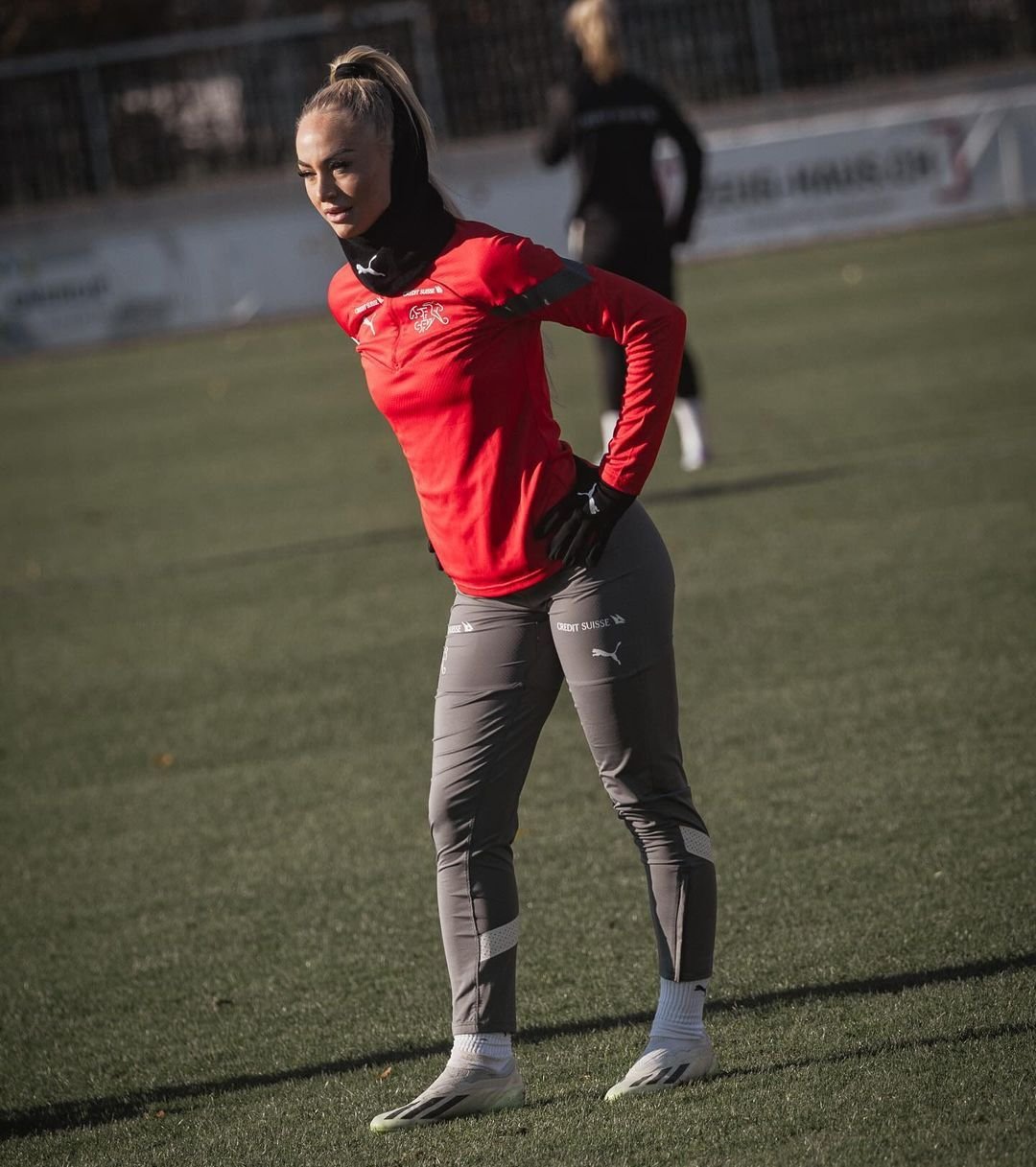 „Atât de curajoasă, puternică și sexy!” Cea mai sexy fotbalistă din lume a părăsit terenul cu nasul însângerat după ultimul meci și fanii au reacționat_12