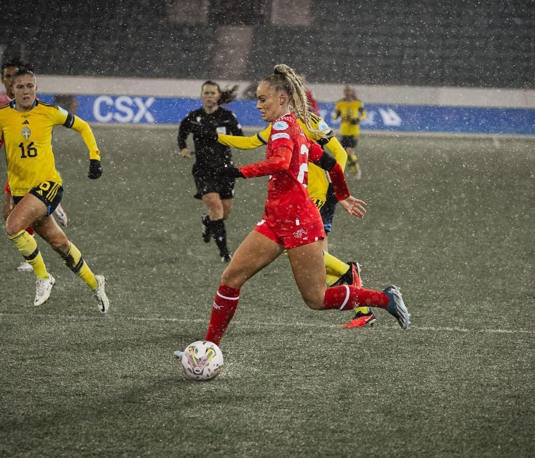 „Atât de curajoasă, puternică și sexy!” Cea mai sexy fotbalistă din lume a părăsit terenul cu nasul însângerat după ultimul meci și fanii au reacționat_17
