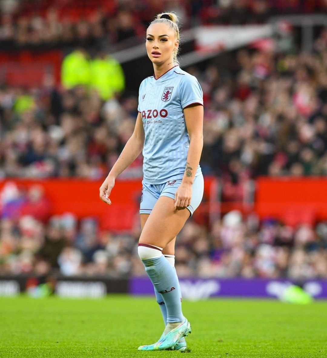 „Atât de curajoasă, puternică și sexy!” Cea mai sexy fotbalistă din lume a părăsit terenul cu nasul însângerat după ultimul meci și fanii au reacționat_83