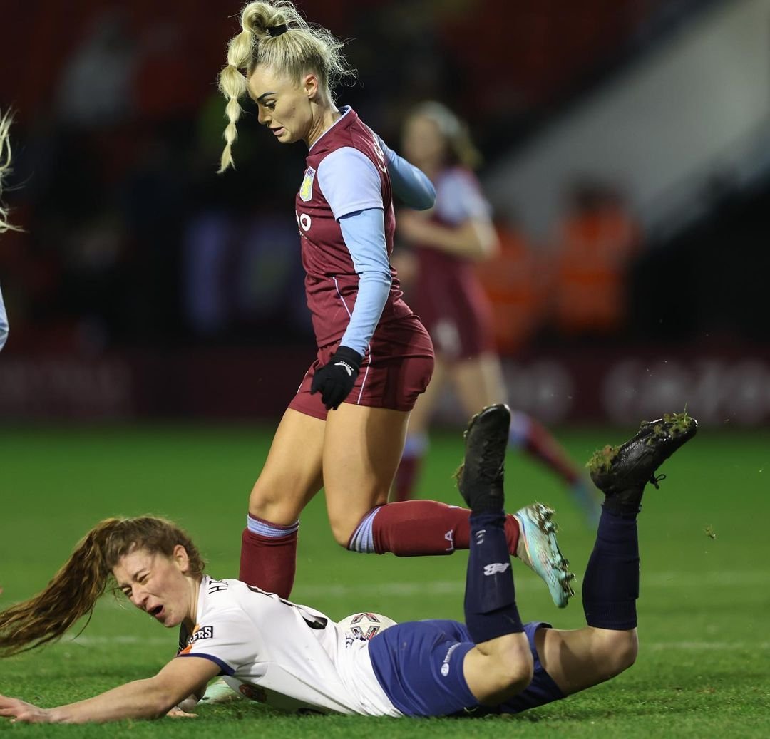 „Atât de curajoasă, puternică și sexy!” Cea mai sexy fotbalistă din lume a părăsit terenul cu nasul însângerat după ultimul meci și fanii au reacționat_94