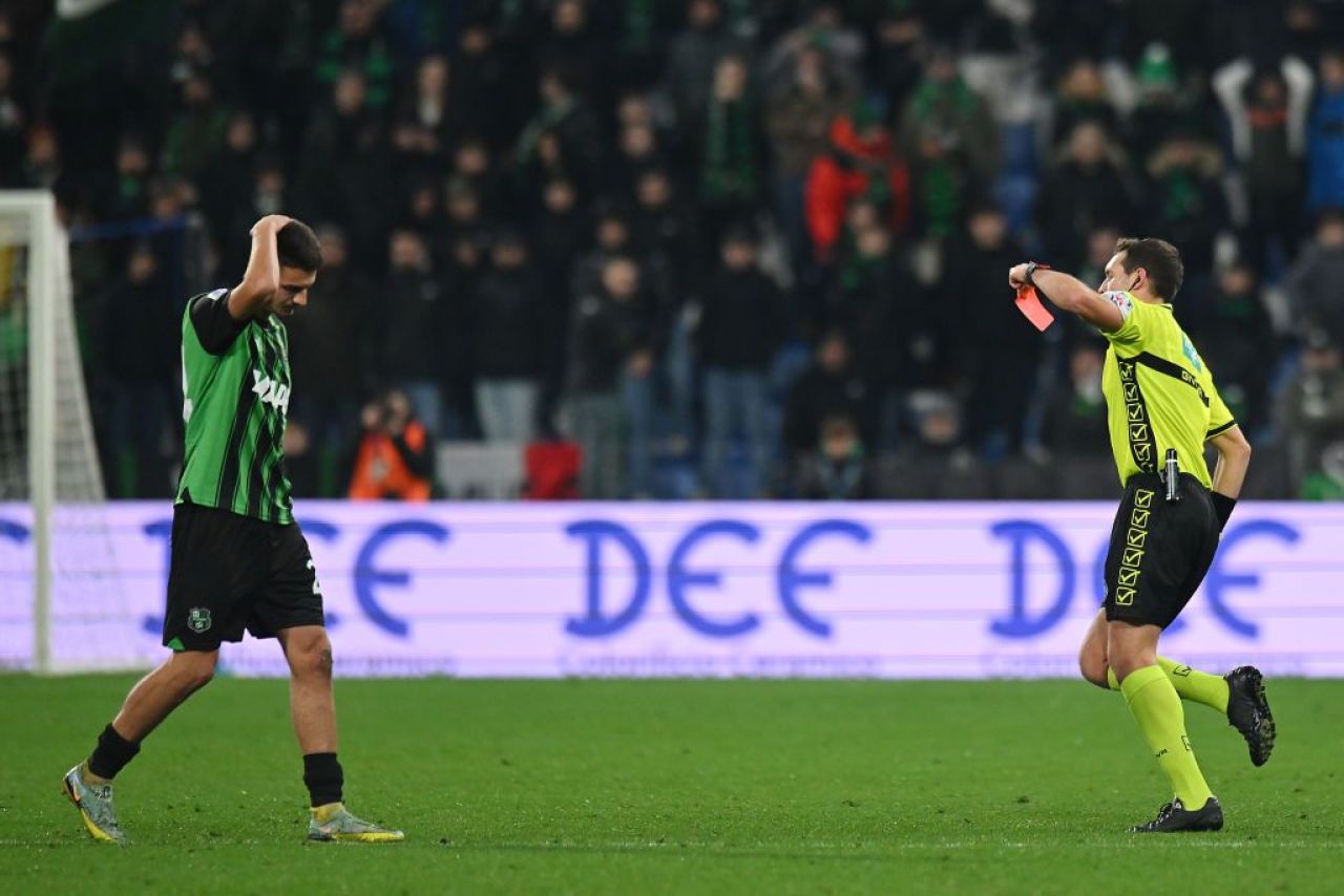 Daniel Boloca a văzut cartonașul roșu! Mijlocașul, eliminat după un fault dur în meciul cu AS Roma_4
