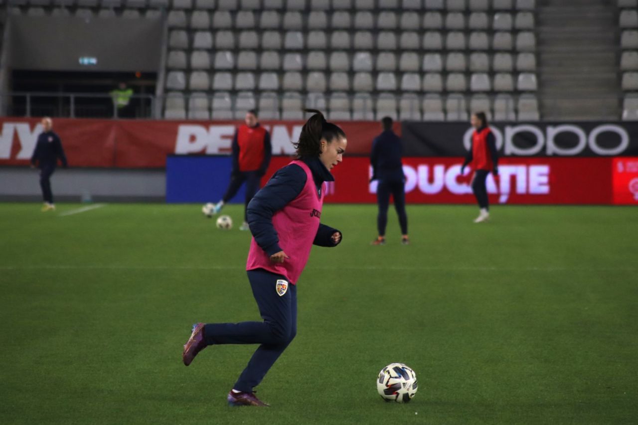Concurență pentru Teodora Meluță! Colega de bandă a fotbalistei de la Timișoara e la fel de frumoasă_9