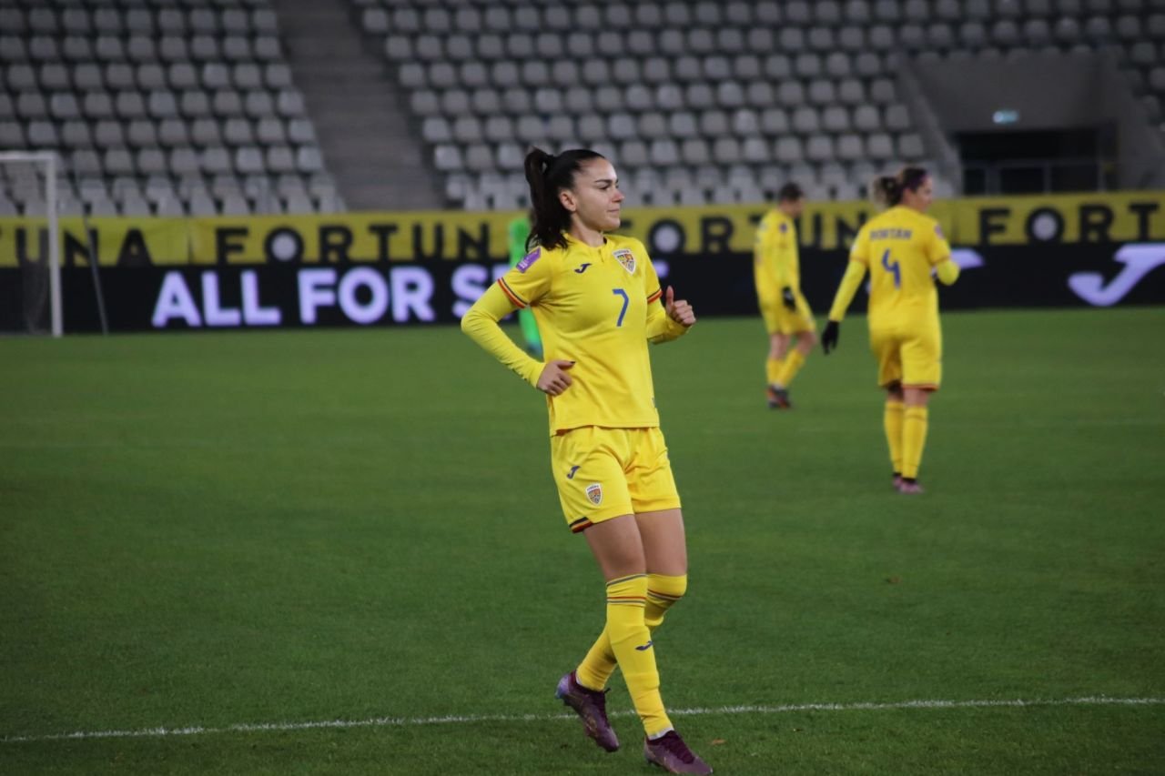 Concurență pentru Teodora Meluță! Colega de bandă a fotbalistei de la Timișoara e la fel de frumoasă_10
