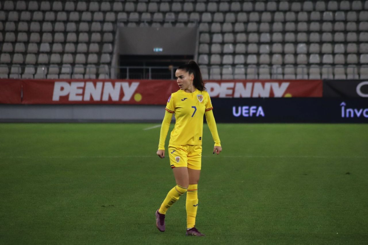 Concurență pentru Teodora Meluță! Colega de bandă a fotbalistei de la Timișoara e la fel de frumoasă_11