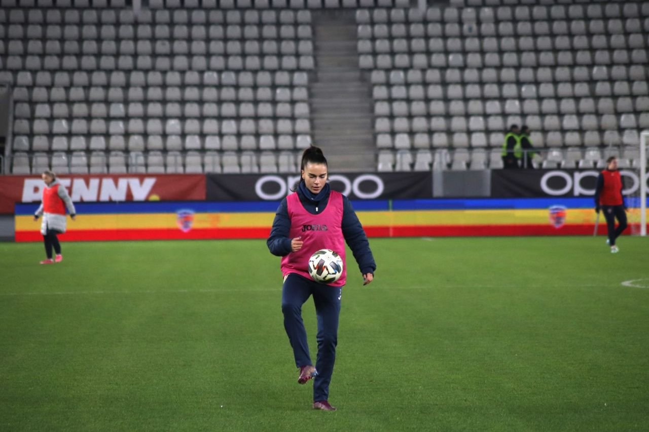 Concurență pentru Teodora Meluță! Colega de bandă a fotbalistei de la Timișoara e la fel de frumoasă_16