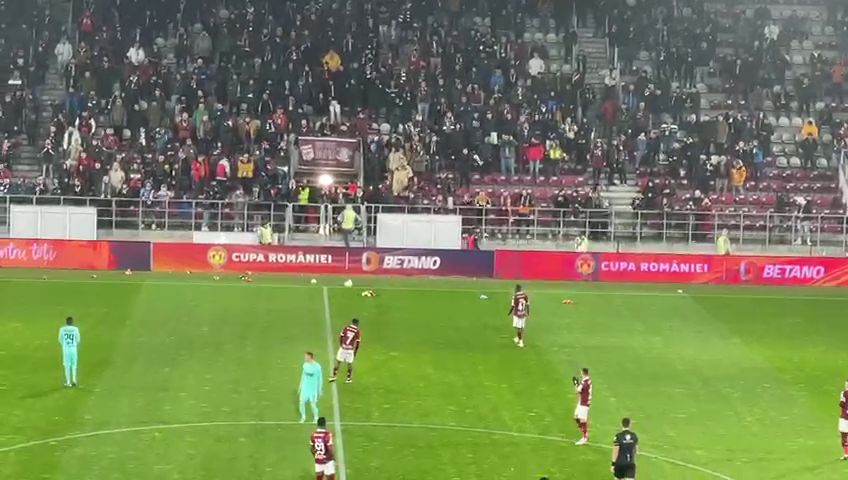 Suporterii Rapidului au aruncat cu jucării în teren, la meciul cu CFR Cluj, de Sf. Nicolae_2