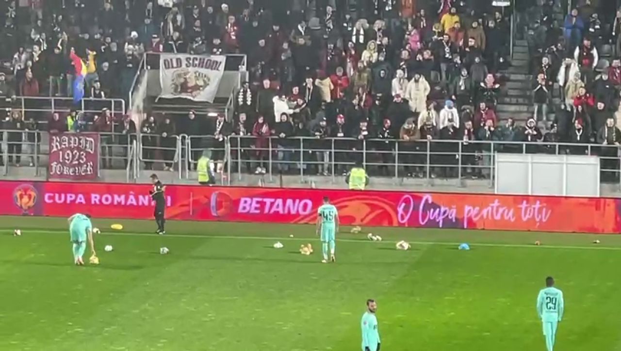 Suporterii Rapidului au aruncat cu jucării în teren, la meciul cu CFR Cluj, de Sf. Nicolae_5