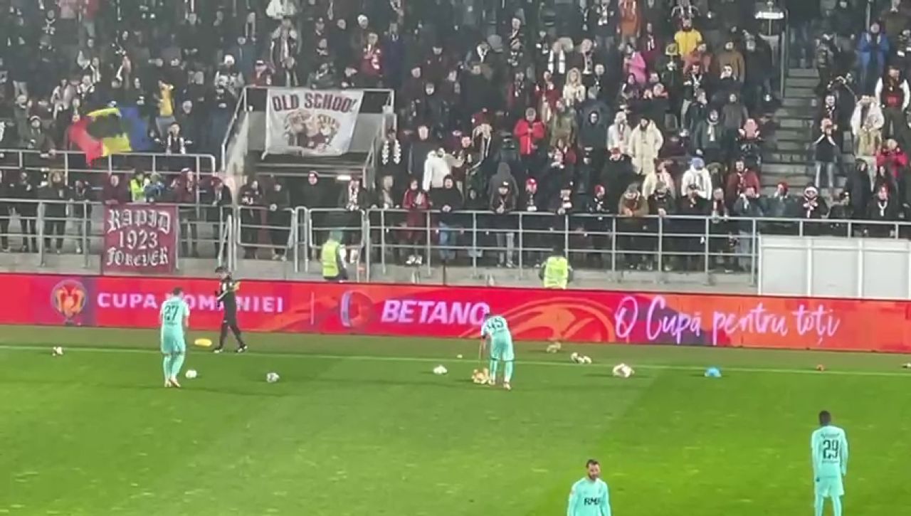 Suporterii Rapidului au aruncat cu jucării în teren, la meciul cu CFR Cluj, de Sf. Nicolae_1