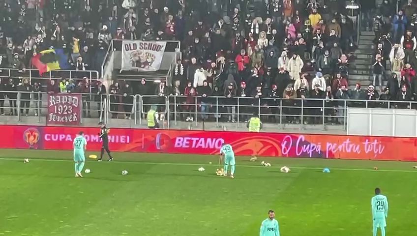 Suporterii Rapidului au aruncat cu jucării în teren, la meciul cu CFR Cluj, de Sf. Nicolae_1