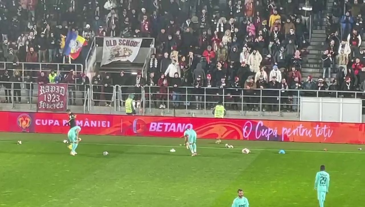 Suporterii Rapidului au aruncat cu jucării în teren, la meciul cu CFR Cluj, de Sf. Nicolae_6