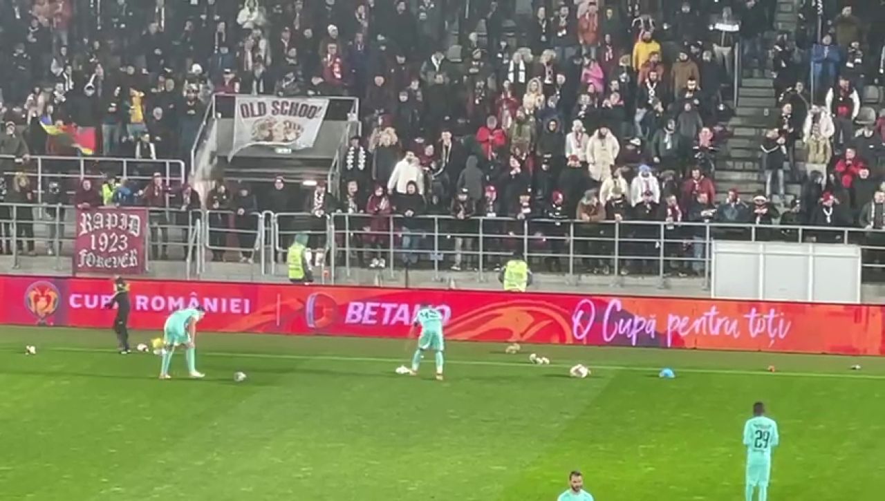 Suporterii Rapidului au aruncat cu jucării în teren, la meciul cu CFR Cluj, de Sf. Nicolae_7