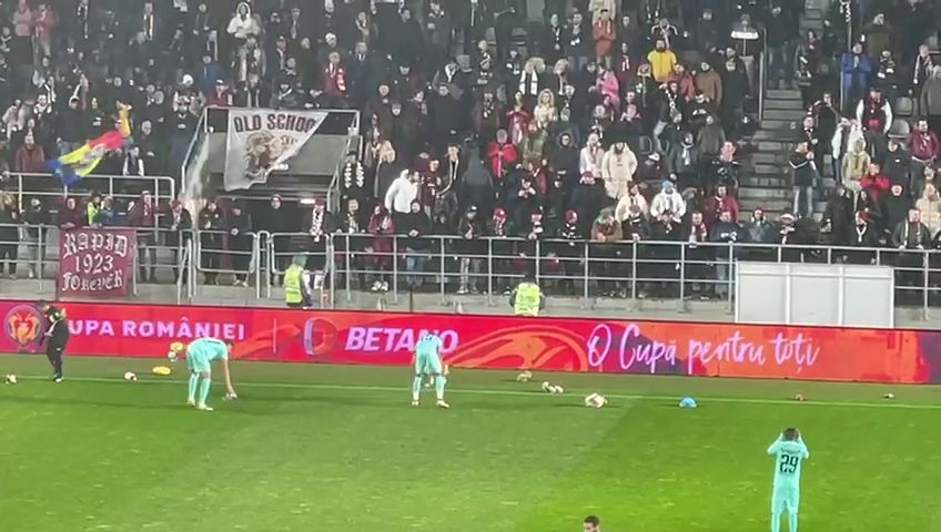 Suporterii Rapidului au aruncat cu jucării în teren, la meciul cu CFR Cluj, de Sf. Nicolae_9