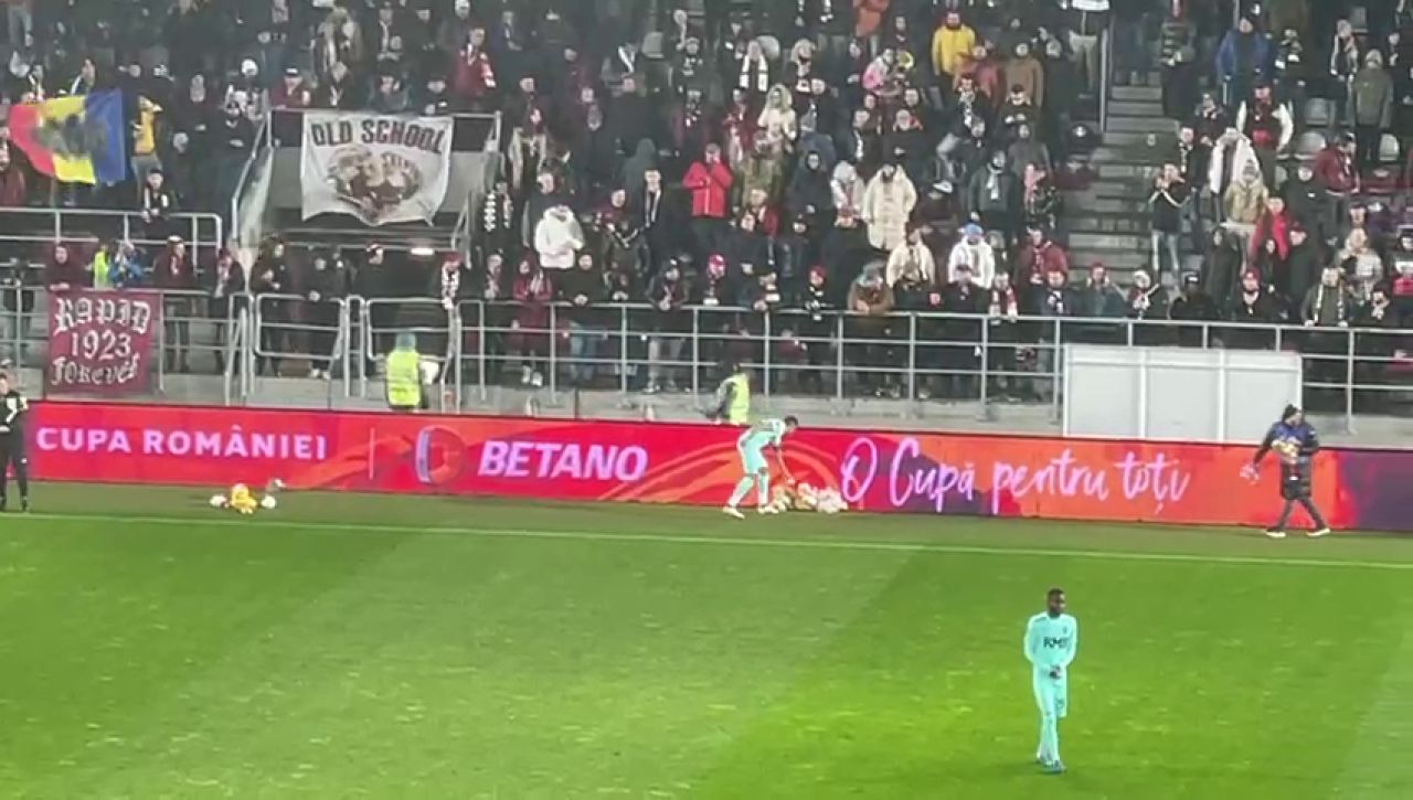 Suporterii Rapidului au aruncat cu jucării în teren, la meciul cu CFR Cluj, de Sf. Nicolae_13