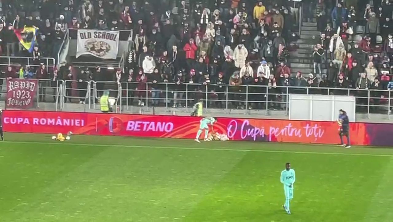 Suporterii Rapidului au aruncat cu jucării în teren, la meciul cu CFR Cluj, de Sf. Nicolae_14