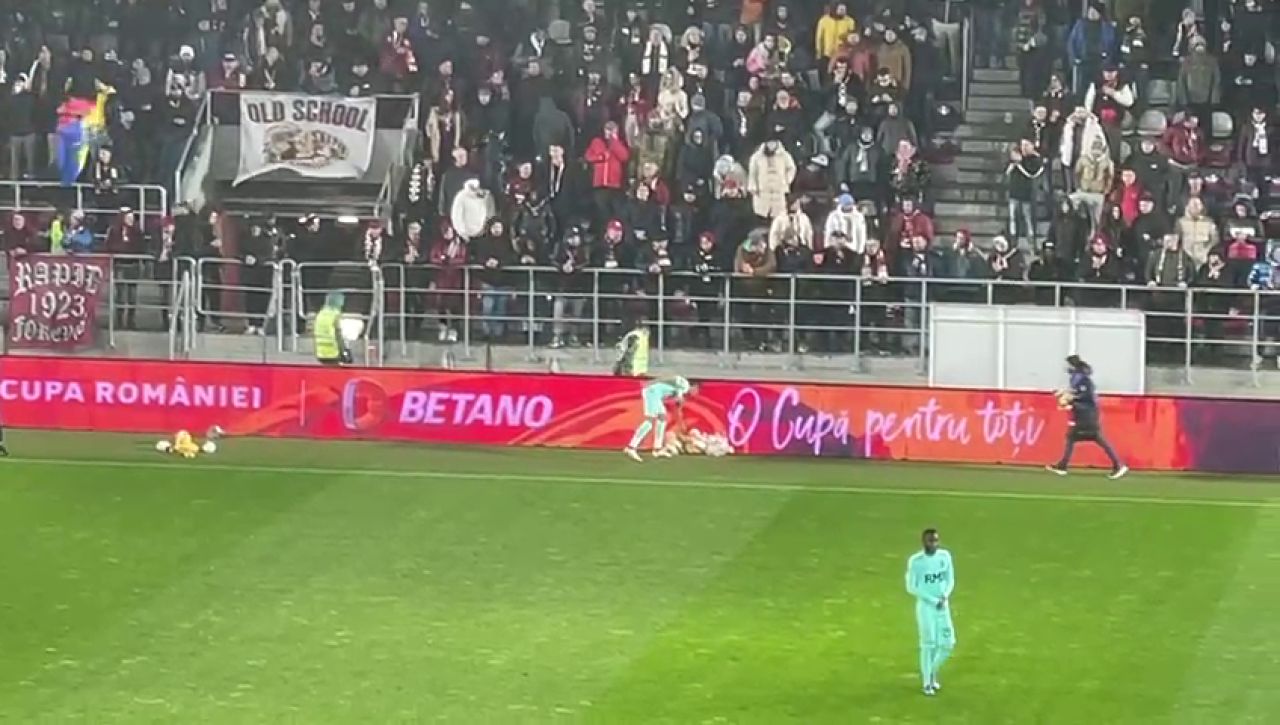 Suporterii Rapidului au aruncat cu jucării în teren, la meciul cu CFR Cluj, de Sf. Nicolae_15