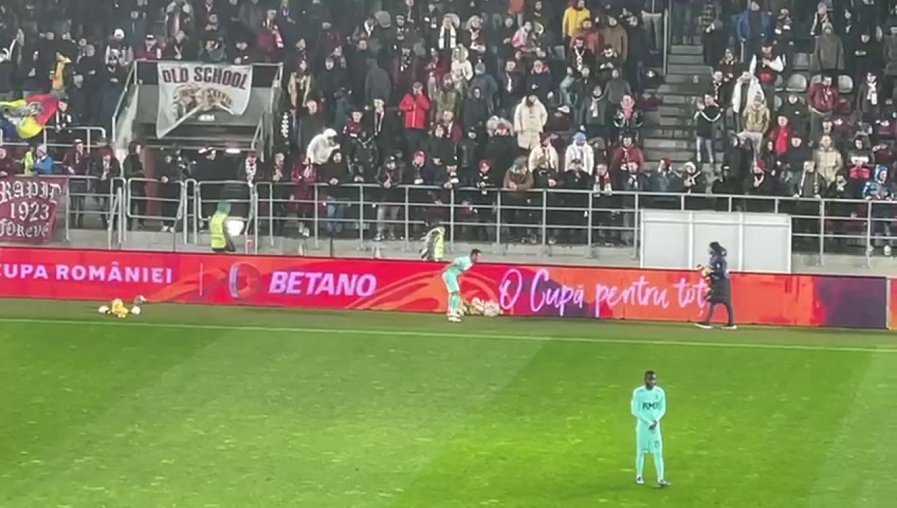 Suporterii Rapidului au aruncat cu jucării în teren, la meciul cu CFR Cluj, de Sf. Nicolae_17