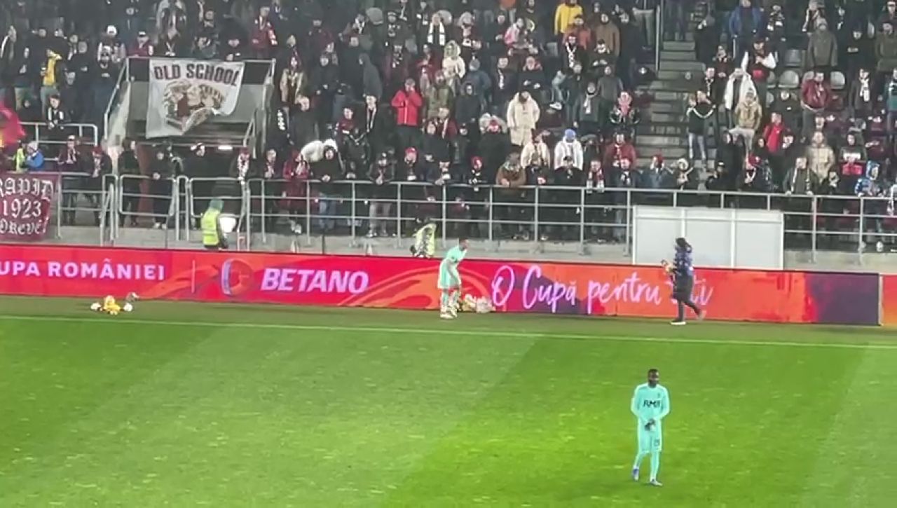 Suporterii Rapidului au aruncat cu jucării în teren, la meciul cu CFR Cluj, de Sf. Nicolae_18
