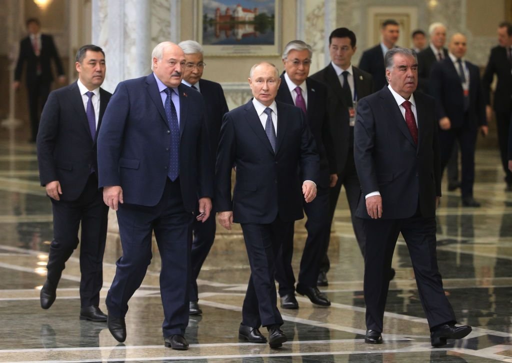 Aliatul lui Putin care s-a opus invaziei &icirc;n Ucraina, ținta ironiilor după ce a dat gol cu altă minge dec&acirc;t cea &icirc;n care a șutat