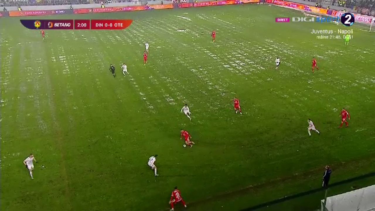 Pe „Arcul de Triumf”, ca în Cupa Satelor! Dorinel Munteanu, revoltat de starea gazonului_4