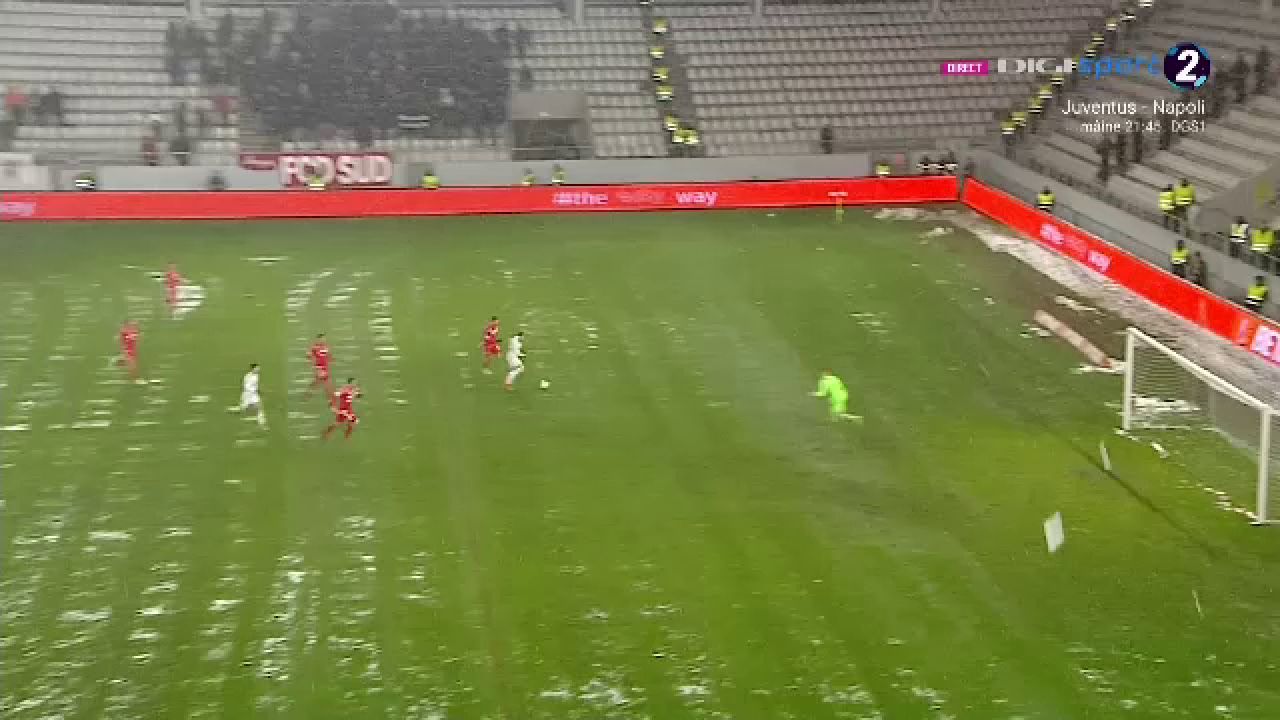Pe „Arcul de Triumf”, ca în Cupa Satelor! Dorinel Munteanu, revoltat de starea gazonului_7