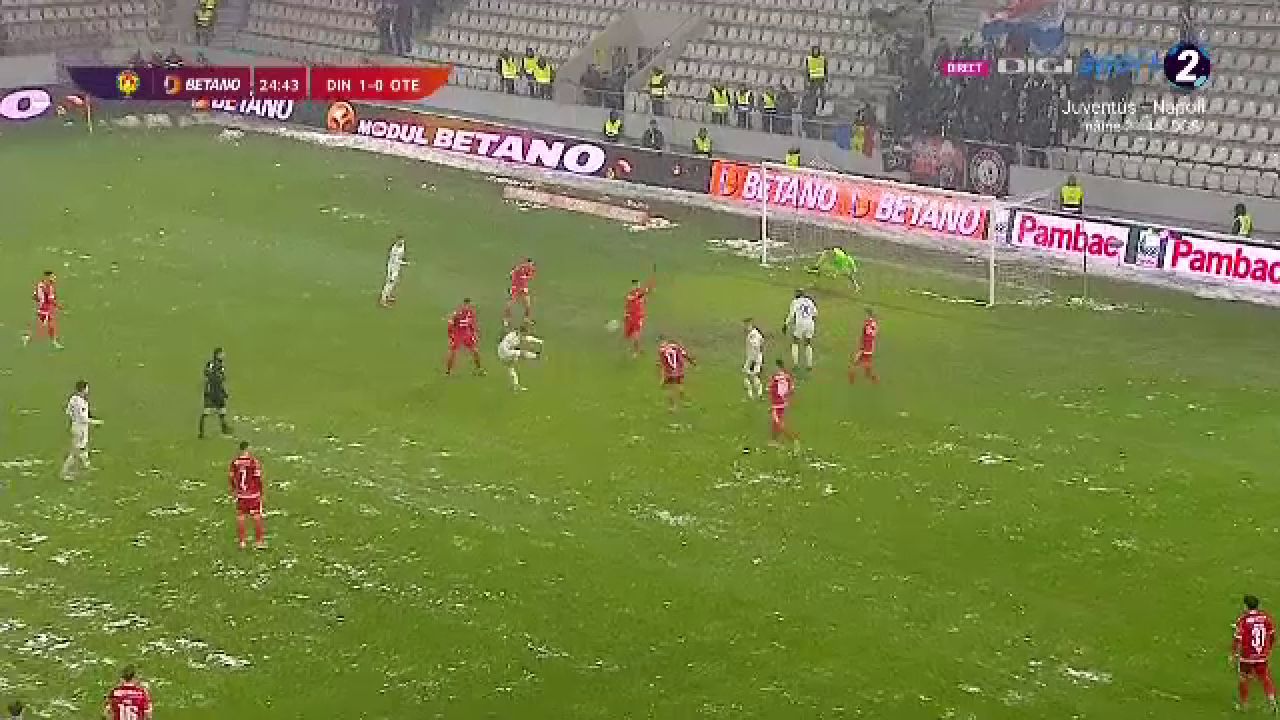 Pe „Arcul de Triumf”, ca în Cupa Satelor! Dorinel Munteanu, revoltat de starea gazonului_9
